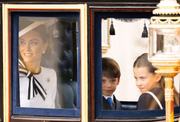 Kate Middleton em carruagem com os filhos