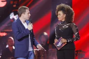 Shows ao vivo – Nesta fase, os participantes de cada time serão divididos em trios e quartetos definidos pelos técnicos e o público passará a ajudar na decisão final. Nas apresentações em trio, somente dois concorrentes seguirão na competição: um escolhido pelo técnico e outro salvo pelo público por meio de votação no site do programa. Nas apresentações com quatro vozes, o técnico escolherá um participante para seguir no programa, o público vai salvar uma voz por meio de votação e dois concorrentes serão eliminados.