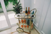 O carrinho de bebidas recebeu toques natalinos