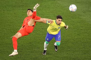 Lucas Paqueta do Brasil e Wooyoung Jung da República da Coreia durante a partida das oitavas de final da Copa do Mundo 