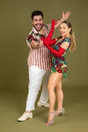 Carla Diaz e Diego Basilio para a apresentação de samba