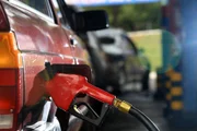 Com nova redução, gasolina fica abaixo dos R$ 5 no DF