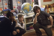 <b>Escola de Rock (2003)</b>. Músico recém-expulso de uma banda, Dewey Finn (Jack Black) se reinventa ao tentar fundar um novo projeto com alunos de uma escola elementar na qual trabalha como professor temporário