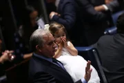 Ele foi fotografado ao lado da esposa, Ivone Fernandes, e de sua neta