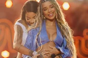 Ludmilla e Brunna Gonçalves revelaram a gravidez no palco
