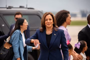 Kamala Harris embarcando para Wisconsin