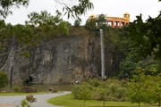 Cachoeira artificial do Parque Tanguá