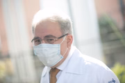 Ministro da Saúde, Marcelo Queiroga, aplica a dose da vacina contra a Covid no ministro Marcos Pontes e no Presidente da Caixa, Pedro Guimarães