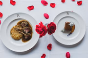 Carré de cordeiro com crosta de ervas ao molho de hortelã e acompanhado de batatas rosti e queijo brie (R$ 99) e torta d'amore perfetta (R$ 33)