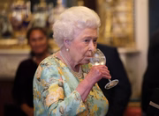 A soberana britânica desfrutava de diversas regalias, inclusive drinques