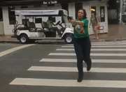 Ela atravessou a rua 