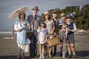 Lola (Gloria Pires), Júlio (Antonio Calloni), Carlos (Xande Valois/Danilo Mesquita), Alfredo (Pedro Sol/Nicolas Prattes), Julinho (Davi de Oliveira/André Luiz Frambach), Isabel (Maju Lima/Giullia Buscacio) e Durvalina (Virgínia Rosa) Lola (Gloria Pires), Júlio (Antonio Calloni), Carlos (Xande Valois/Danilo Mesquita), Alfredo (Pedro Sol/Nicolas Prattes), Julinho (Davi de Oliveira/André Luiz Frambach), Isabel (Maju Lima/Giullia Buscacio) e Durvalina (Virgínia Rosa)