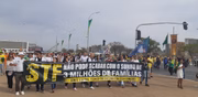 Enfermeiros aproveitaram para protestar contra suspensão do aumento do piso salarial da categoria, determinada pelo ministro Luís Roberto Barroso, do STF