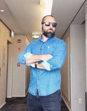 Jason ainda teria ameaçado a vítima de morte com uma arma