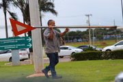 Placas de trânsito acabaram arrancadas dos gramados