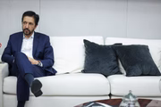 Ricardo Nunes no sofá de seu gabinete