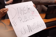Membros da Educafro e outras entidades do movimento negro selam a boca com fita isolante em protesto contra a PEC que anistia multas bilionárias de partidos por não cumprirem cota mínima de gênero e raça nas candidaturas das últimas eleições 