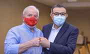 Ex-presidente Lula cumprimenta o presidente do PSB, Carlos Siqueira, durante reunião