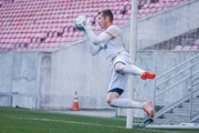 Matheus Kayzer aquece antes do jogo