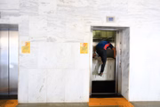Funcionário faz manutenção em um dos elevadores