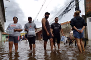 Água, roupas, itens de higiene entre outros são pedidos para doação