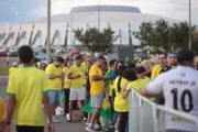 Brasília (DF) 20/03/25 Torcedores chegam para o confronto entre a Seleção Brasileira e Colômbia na Arena BRB Mané Garrincha em Brasília - Metrópoles Sports