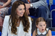 Kate Middleton ao lado da filha, a princesa Charlotte. A menina protagonizou várias caretas em um evento de natação 