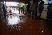 A chuva não foi tão forte, mas levou a terra da obra que é feita na Galeria dos Estados