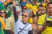 Cassia Kis vai a mais um dia de manifestação ao centro do Rio de Janeiro e fez uma oração