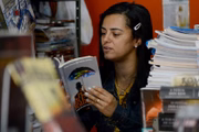 Marina aproveita o pouco tempo livre no Sebão para ler