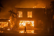 Bombeiros de LA se preparam para "crescimento explosivo de incêndios"