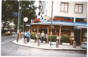 Em frente ao bar Garota de Ipanema 