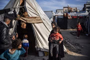 Crianças palestinas que fogem dos ataques israelenses sobrevivem em condições adversas em Rafah