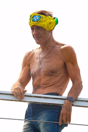 Mário Gomes chora ao ser despejado de mansão