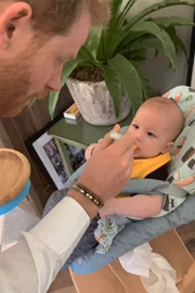 Hora do papai Harry alimentar o bebê 