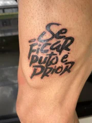 O rapper brasiliense Murilo Guccin fez uma tatuagem na coxa para Prior