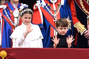 Charlotte e Louis acenam para os súditos
