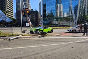 Carro de luxo bateu contra poste após perseguir suspeito