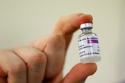 Vacina AstraZeneca está sendo apontada por 51 famílias inglesas como causadora de tromboses graves e até de mortes