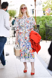 Acessório combina com a estampa do vestido Marc Jacobs, em mais uma produção retrô 