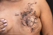 A profissional também informou que, entre tatuar um desenho no seio ou fazer a micropigmentação de aréola, a diferença, no quesito dor, não é diferente