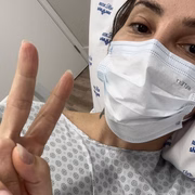 Maya Massafera faz sinal de vitória ainda no hospital 