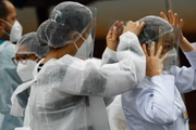 Servidoras da saúde se preparam para testagem de Covid em Goiânia