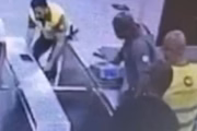 Imagens mostram agentes da ViaMobilidade contendo e agredindo passageiro na estação Carapicuíba