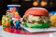 Na hamburgueria <b>Dólar Furado</b>, todo o cardápio foi pensado para atrair a criançada. Na foto, o Burger Mário Bros (R$ 31,90): o blend da casa de filé-mignon é acompanhado de bacon, cogumelos frescos, queijo prato e maionese de queijo fundido, e chega acompanhado de uma porção de batata canoa