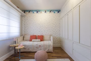 Neste quarto projetado por Roberta, as cores em tons pastel contrastam com o piso de tacos