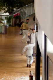 As fotos mostram vários homens armados