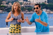 <b>Mistério no Mediterrâneo</b>. Nick Spitz (Adam Sandler) é um policial que há tempos tenta se tornar detetive, mas nunca consegue passar na prova para o cargo. Envergonhado, ele diz para sua esposa (Jennifer Aniston) que trabalha na função, pedindo ao melhor amigo que o ajude nesta mentira. Um dia, ao chegar em casa, Nick é cobrado por Audrey sobre a sonhada viagem à Europa, prometida quando eles se casaram, 15 anos atrás