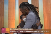 Manoel Soares consola mulher que foi vítima de racismo