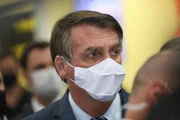Bolsonaro dá entrevista no Galeão